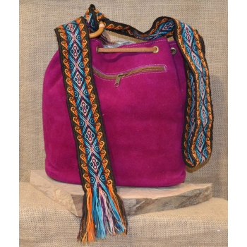 Torebka worek etno ze skóry różowa z kwiatowym haftem .